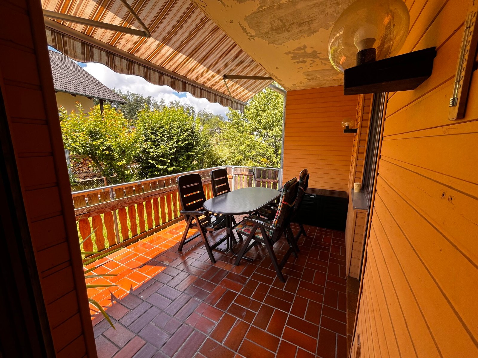 Sonnige Terrasse der Ferienwohnung